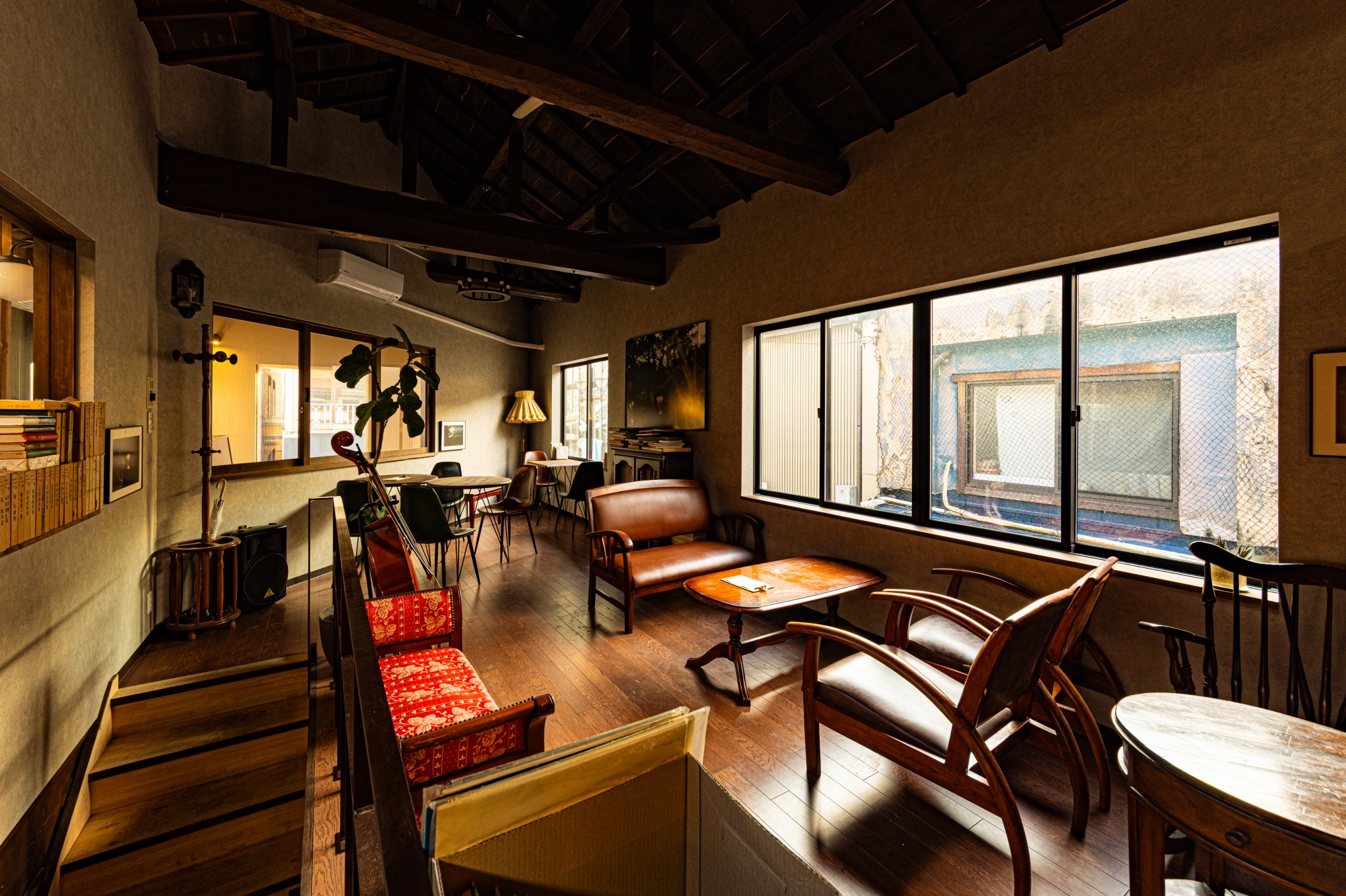 アンティークな家具に囲まれた２階でゆったりと飲むコーヒーは最高です