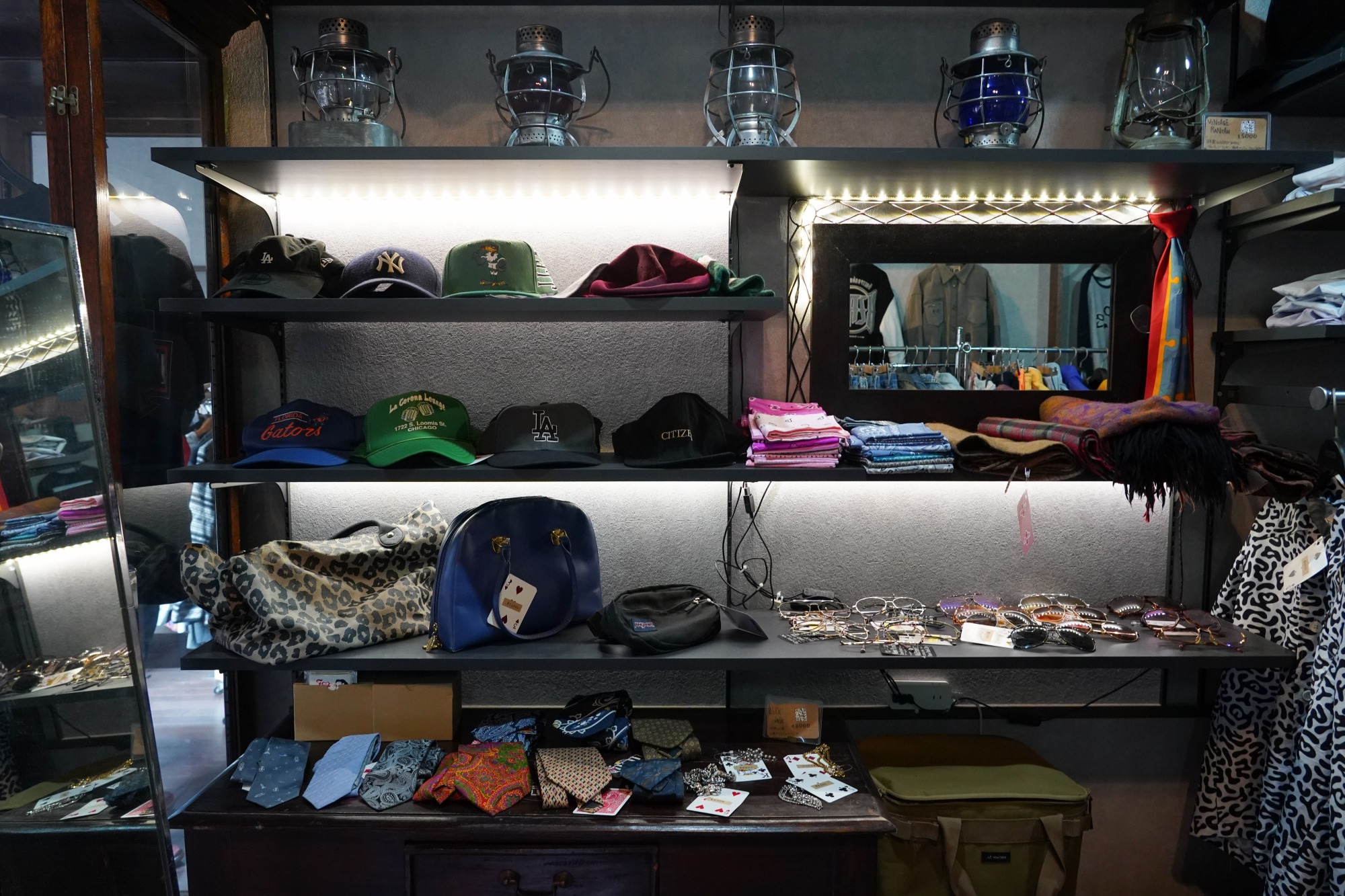 ストリートから大人カジュアルまで、様々なジャンルのものが揃います。