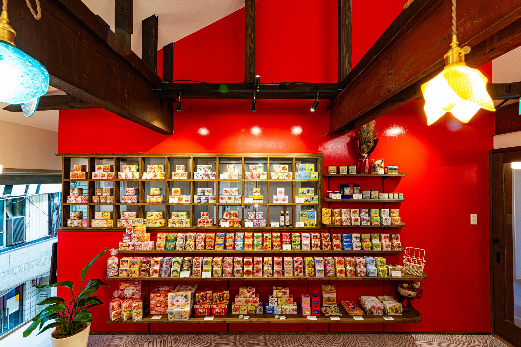 印象的な赤い壁紙の前に陳列された紅茶の数は、なんと100種類以上！