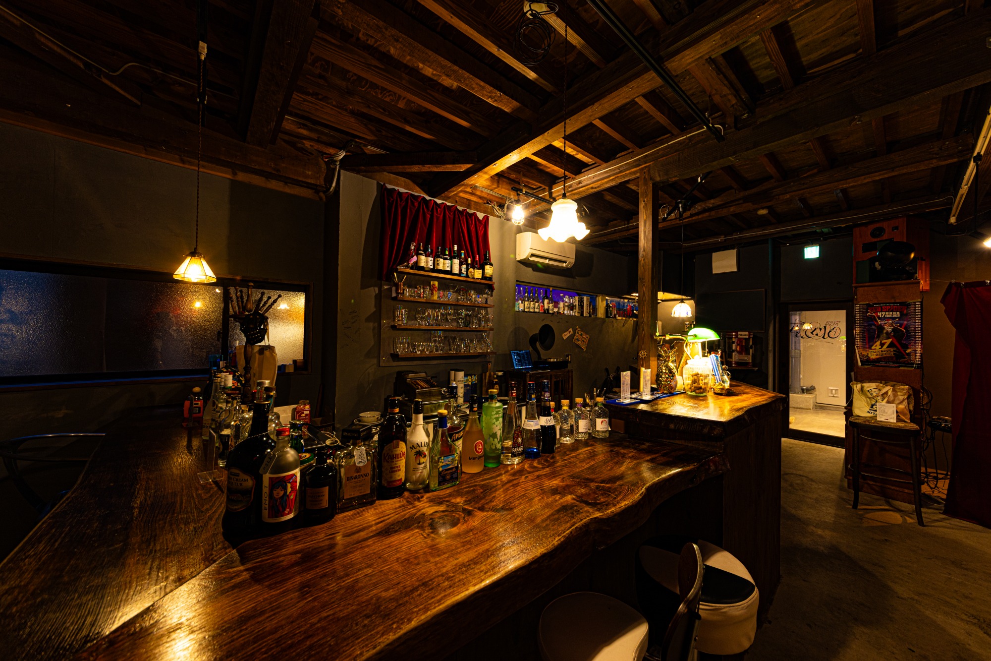 雰囲気抜群な店内で、ドリンク片手に大人な時間を楽しむことができます。