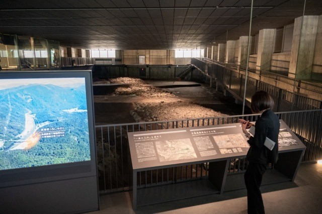 流通拠点・川湊「一乗の入江」の一角とも考えられる石敷遺構の露出展示（一乗谷朝倉氏遺跡博物館）