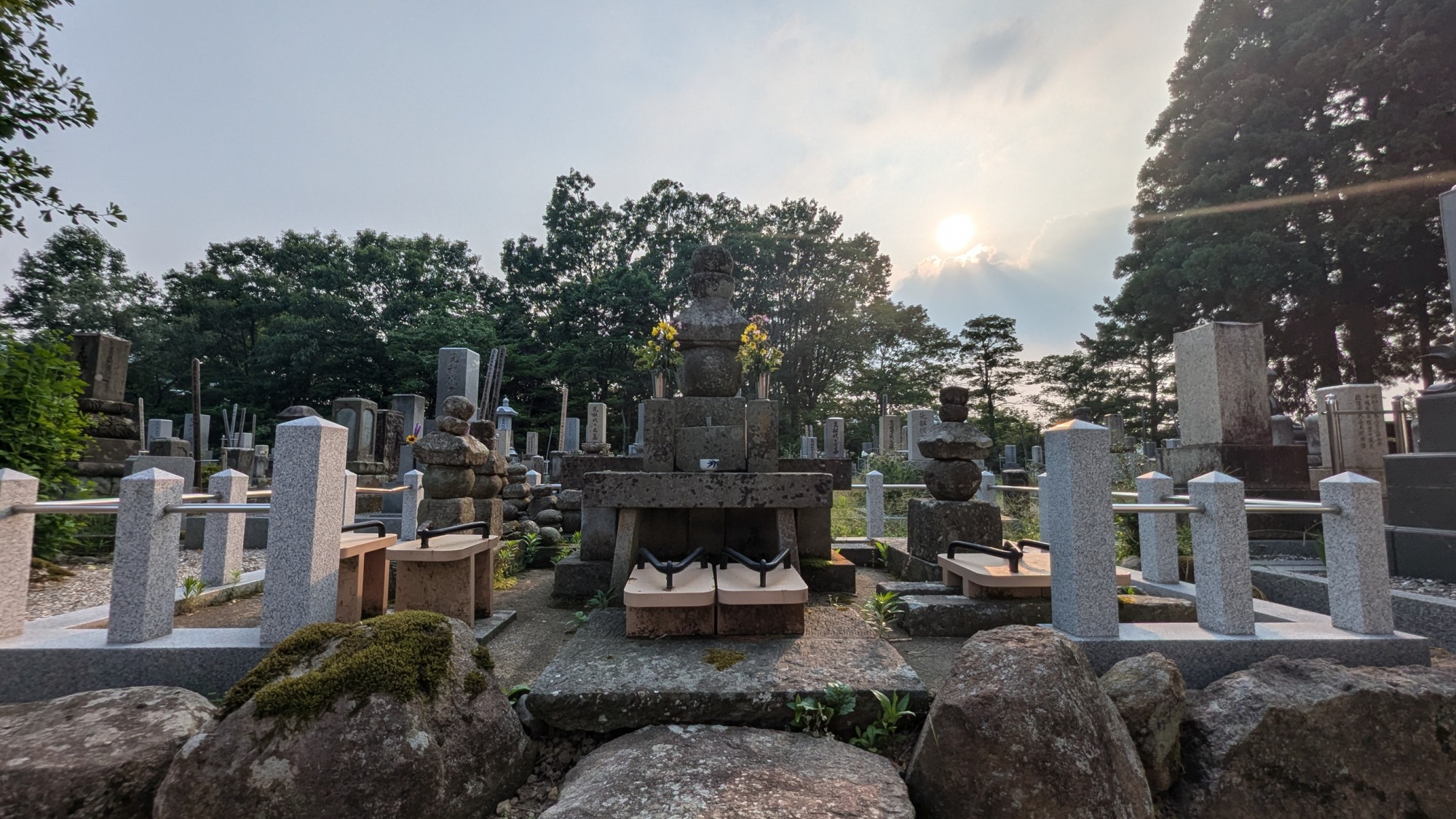 興徳寺にある真柄十郎左衛門の墓