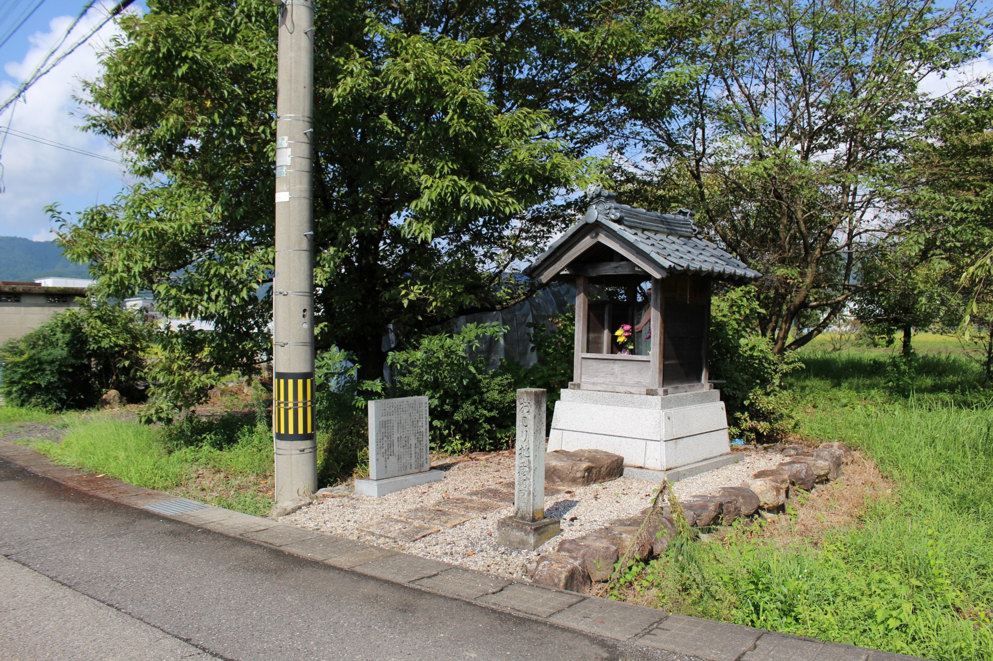 真柄十郎左衛門直隆が姉川の合戦にて討死した翌年建立された明神垣内地蔵尊(おこり地蔵尊)