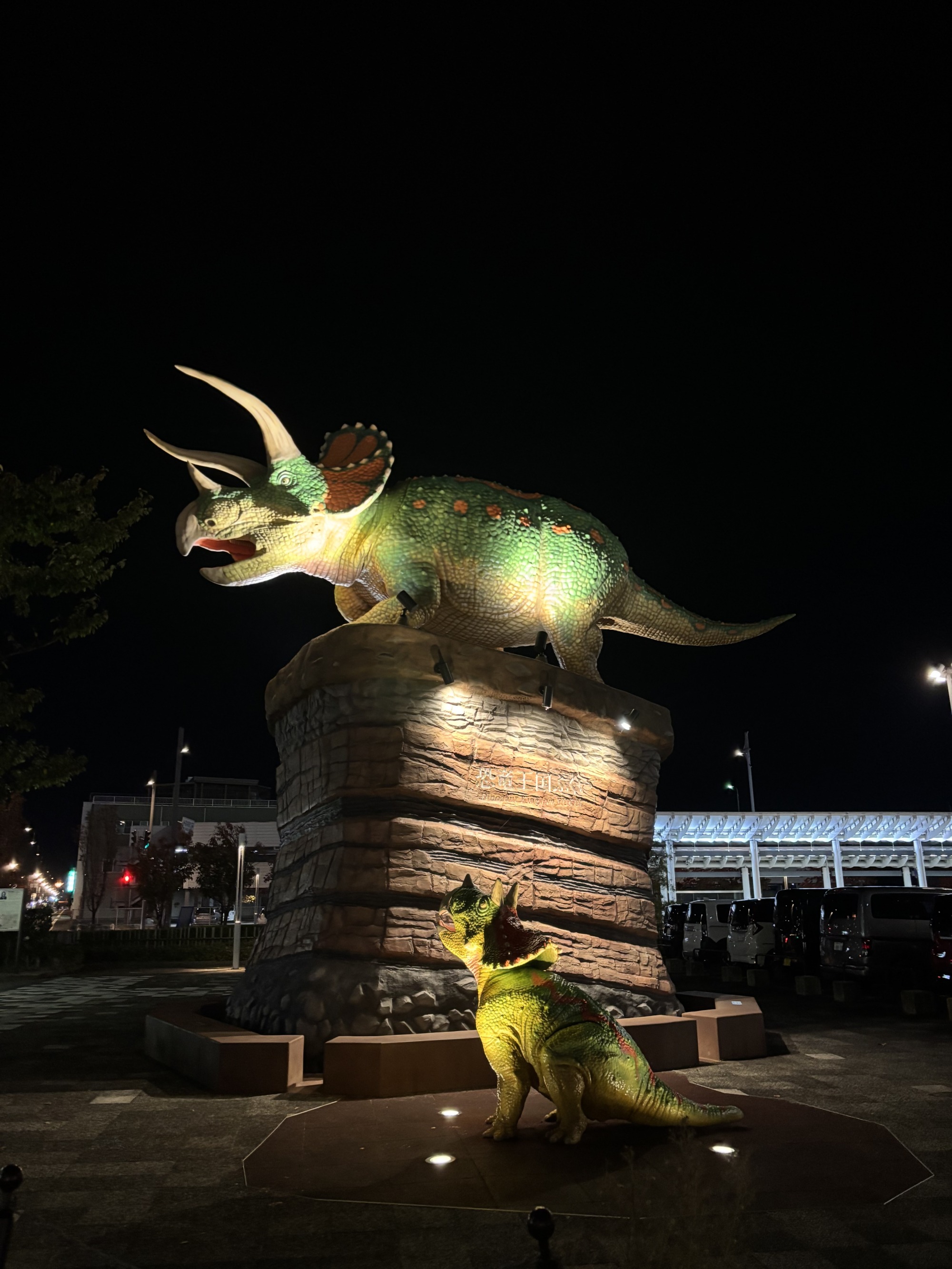 東口ダイナソースクエア