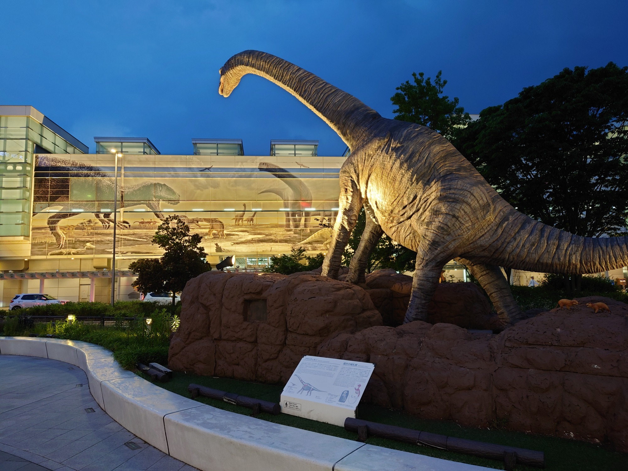 福井駅西口　恐竜広場