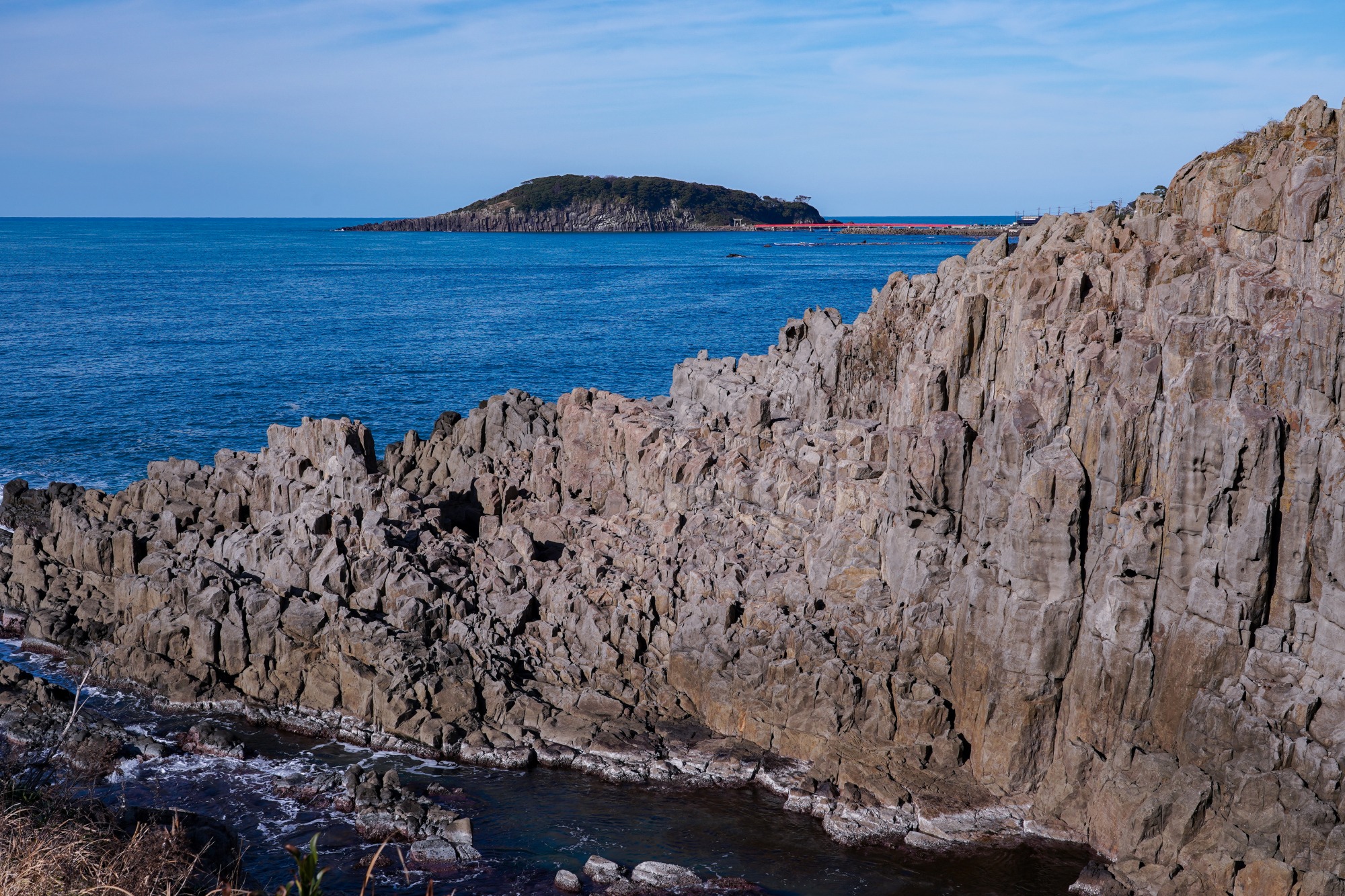 世界的にも珍しい柱状節理の岩々