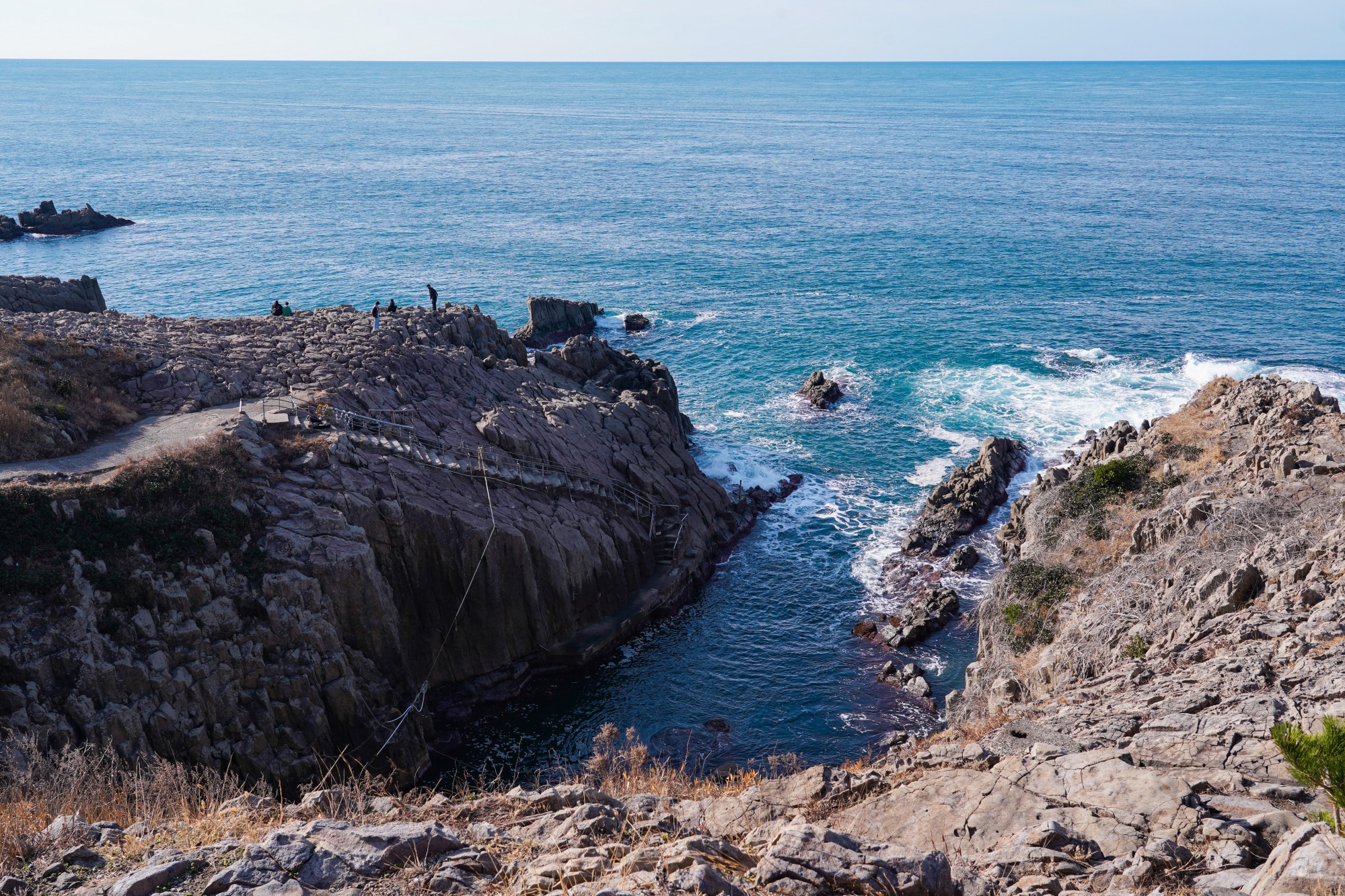 激しい波が打ち寄せる姿も圧巻です