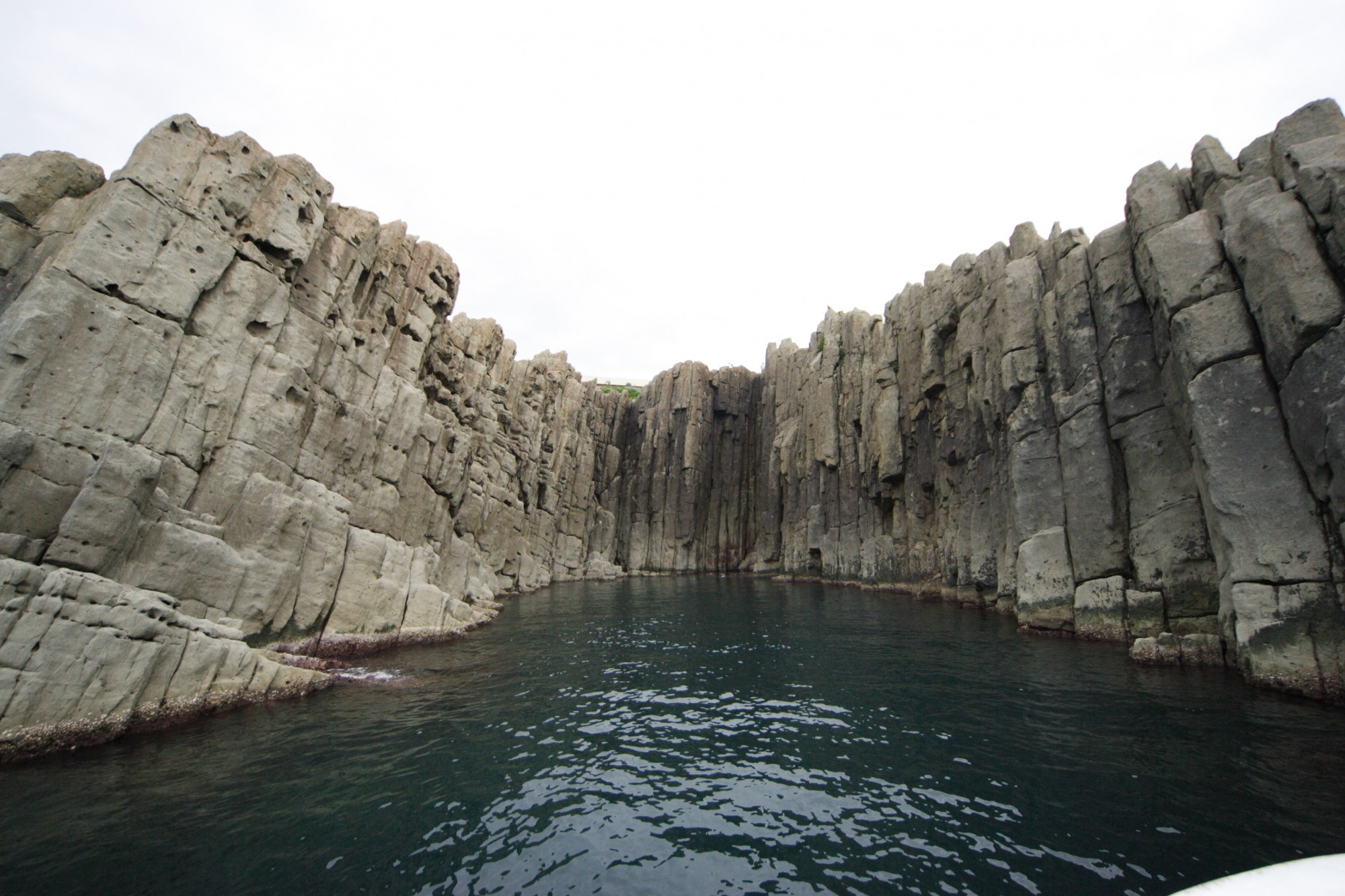 船からしか見られない断崖絶壁