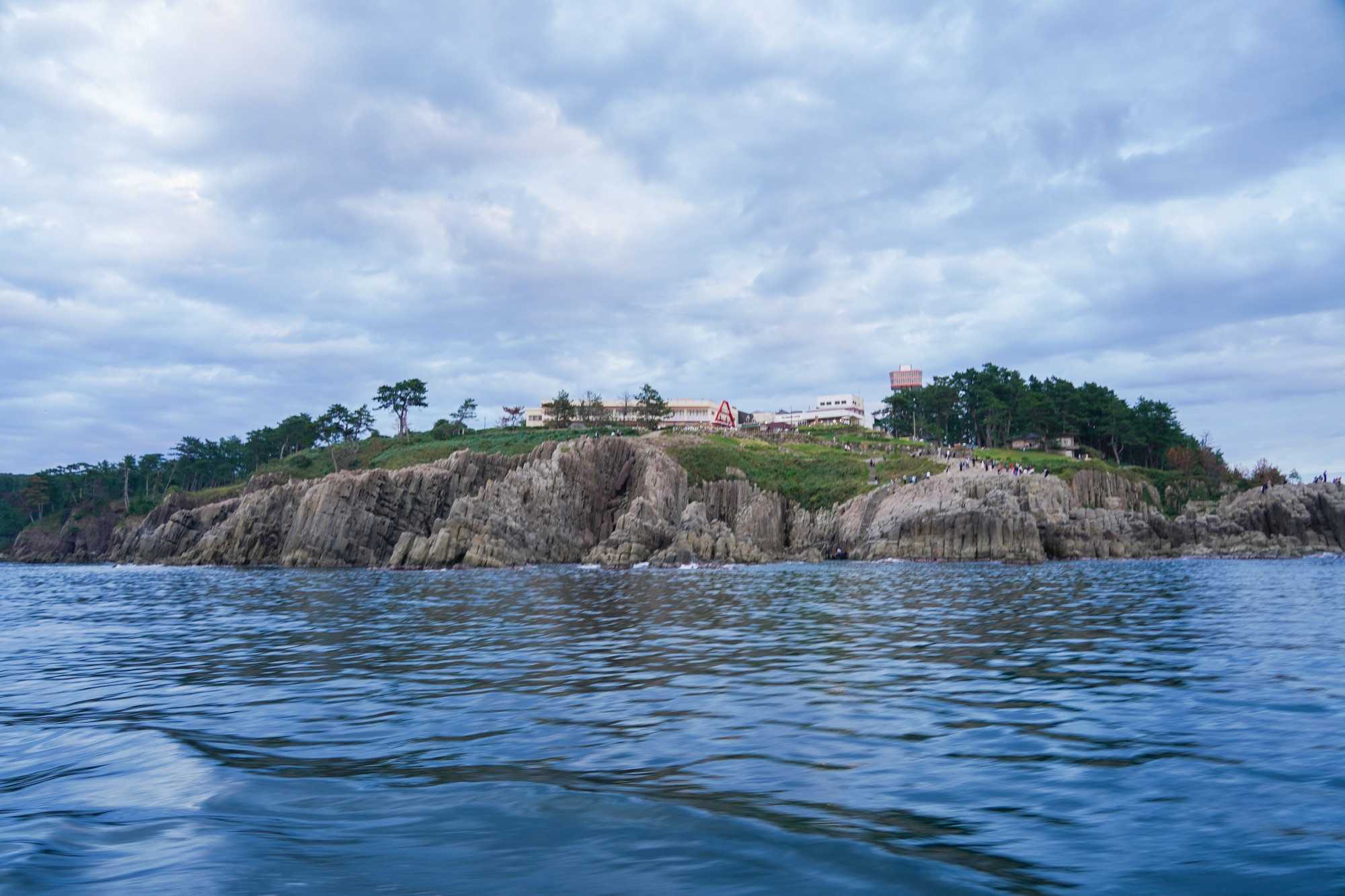 海上から見る東尋坊