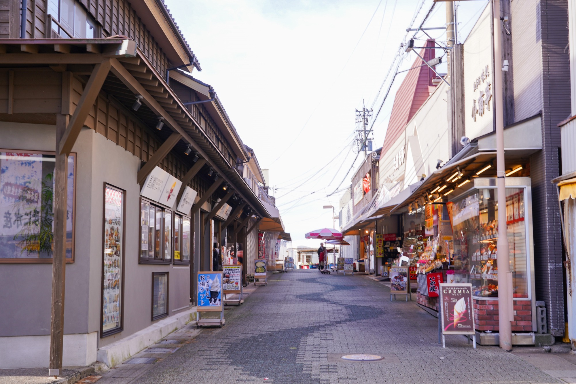 たくさんのお店が軒を連ねる商店街