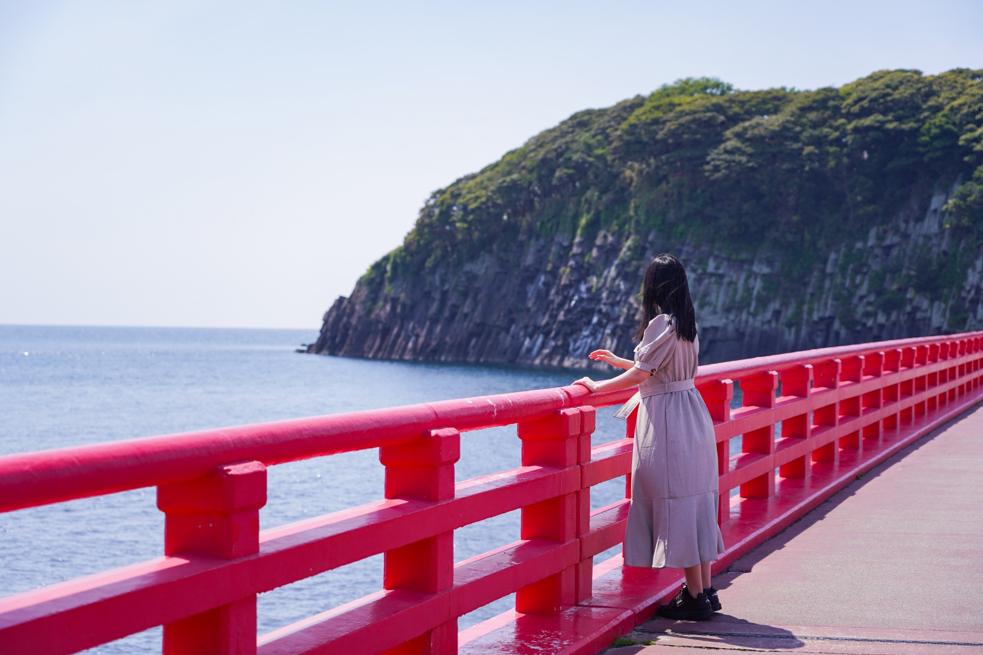 雄島までは224mの朱塗りの赤い橋を渡っていきます。