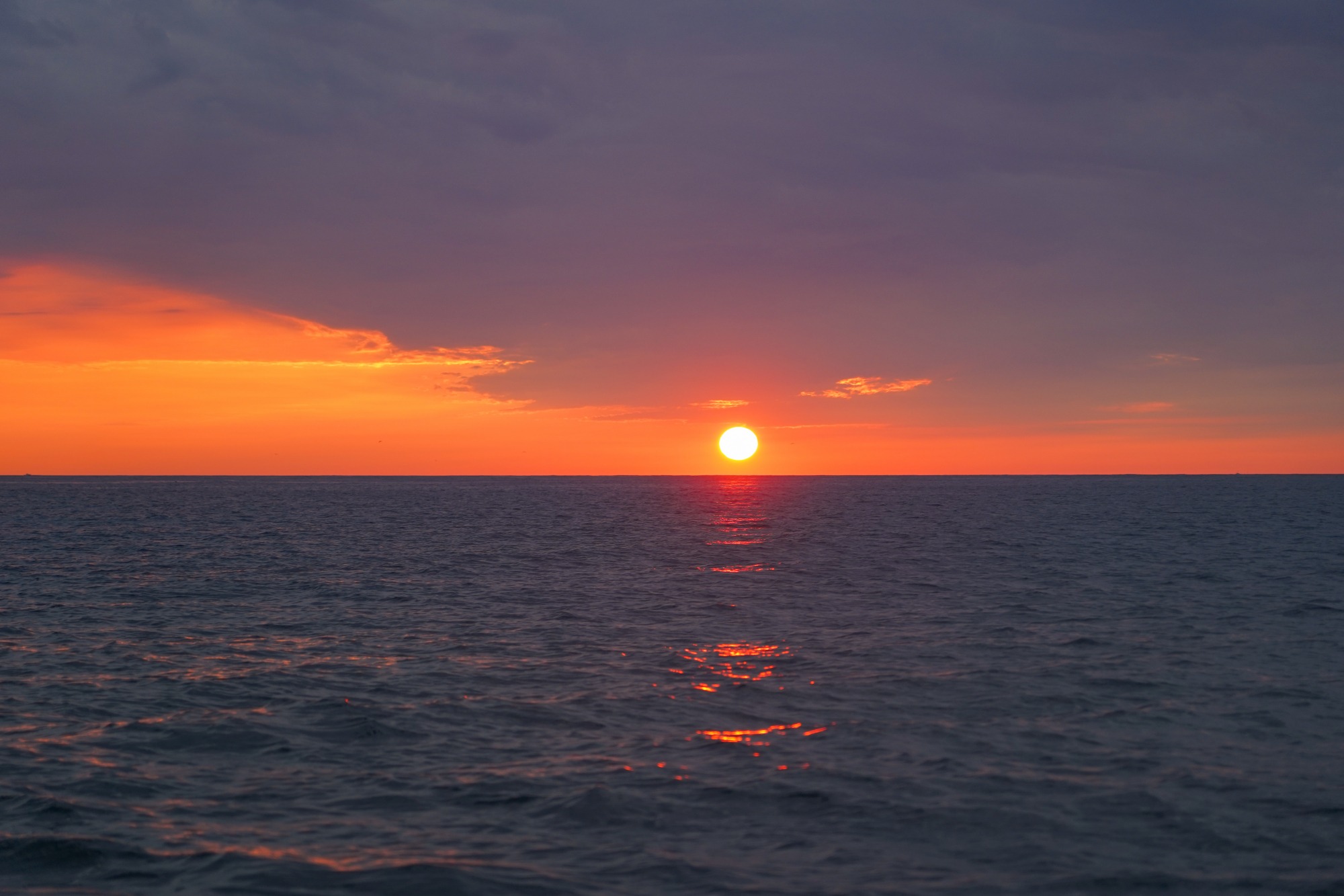 海上から夕日が沈む瞬間を見ることもできます。