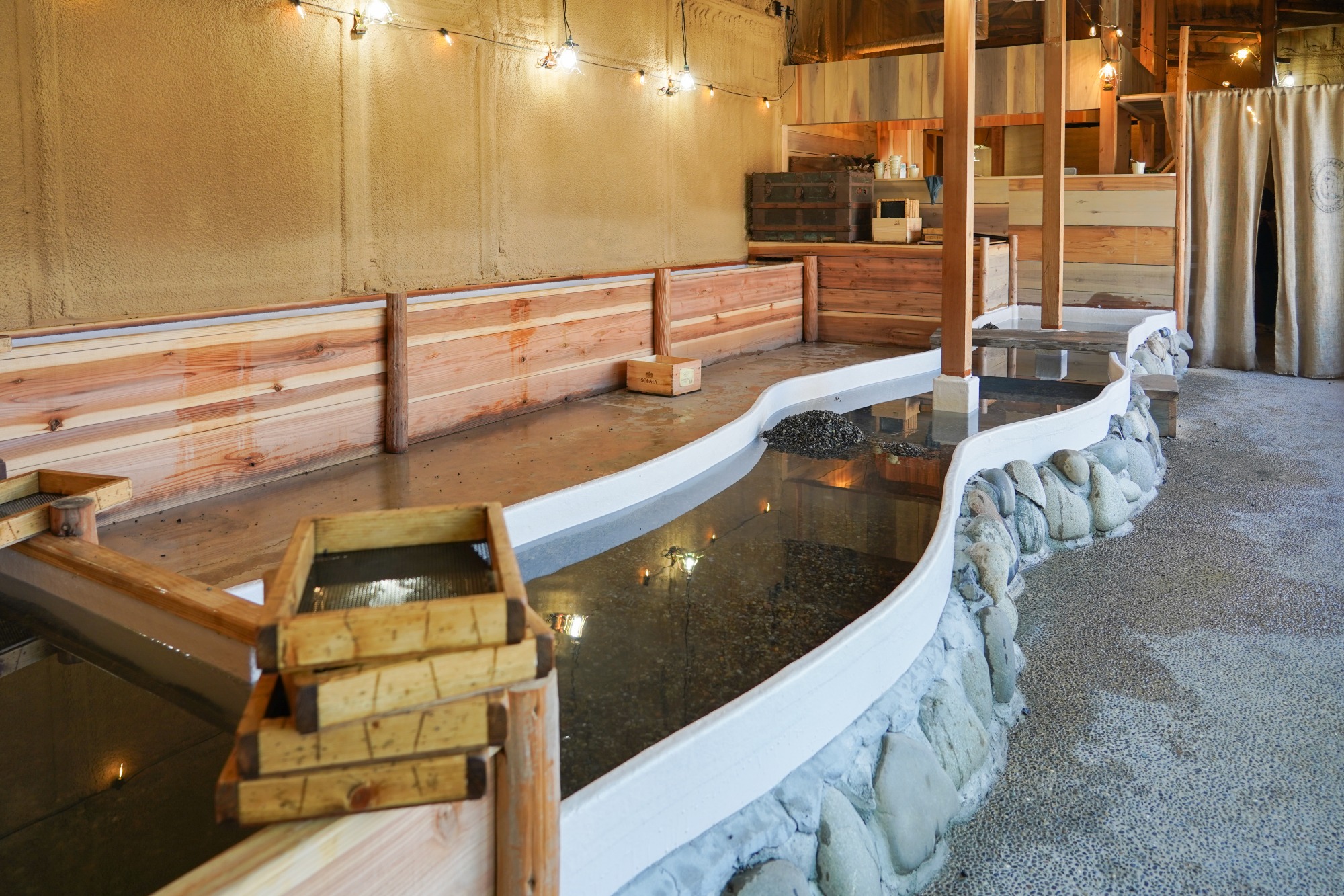 川を模したリバーエリア。夏は涼しく、冬でも水を温めてくれるので安心