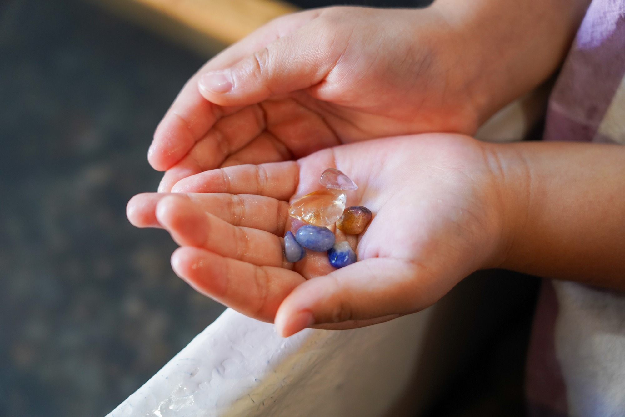 宝石を大事そうに持つ子どもたち