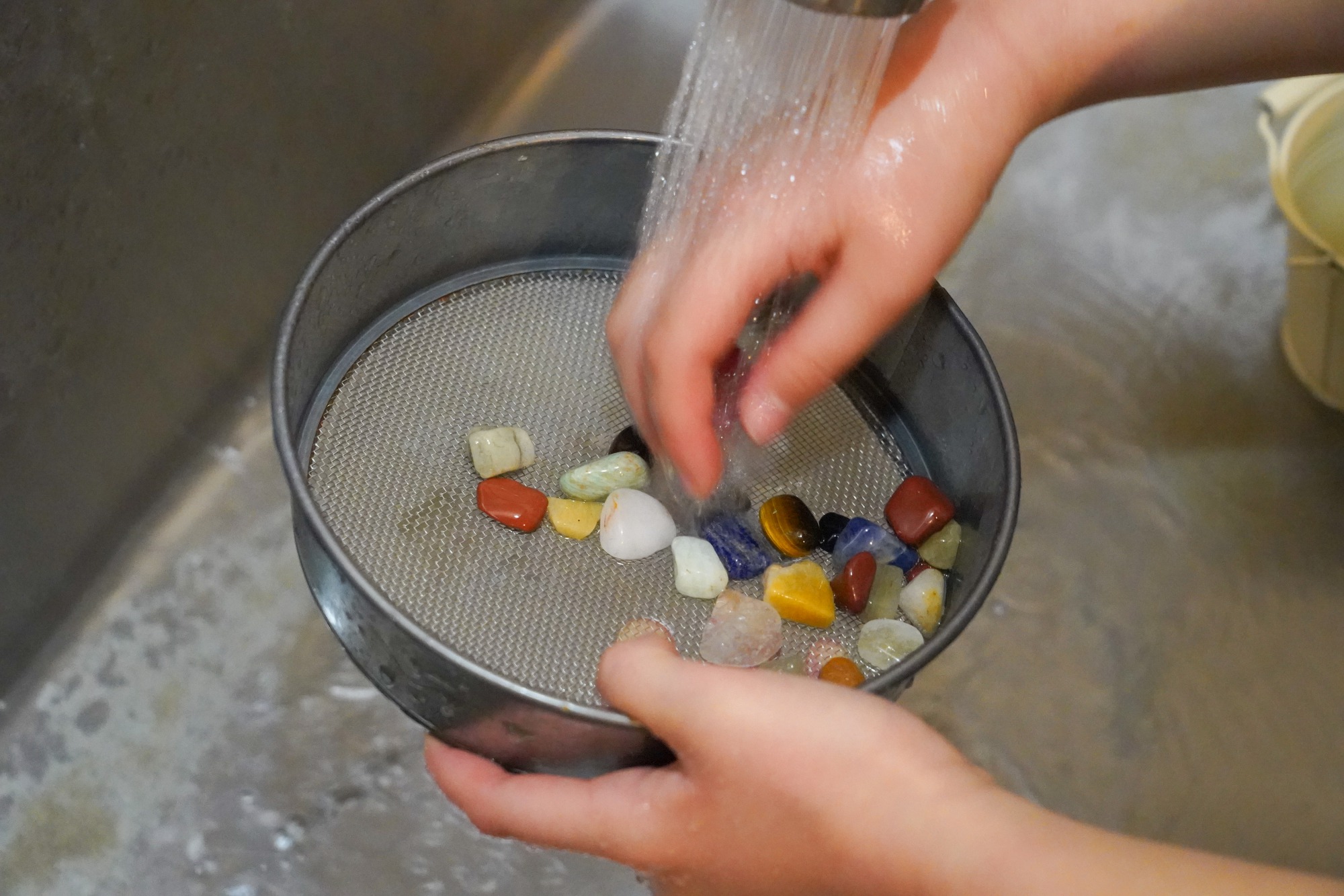 石や手をきれいに洗おう