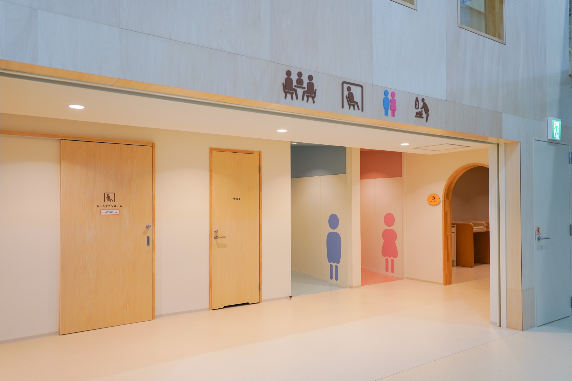 バリアフリーなトイレは子ども用便器もあります