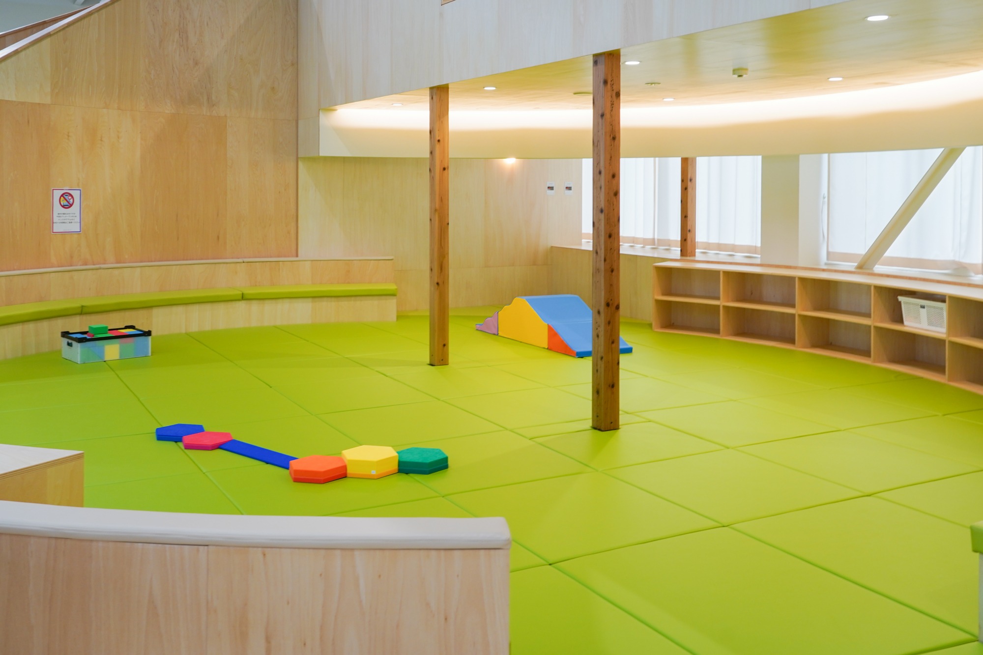 クッション性のある柔らかいマットの上でハイハイ・よちよち歩きを楽しんで