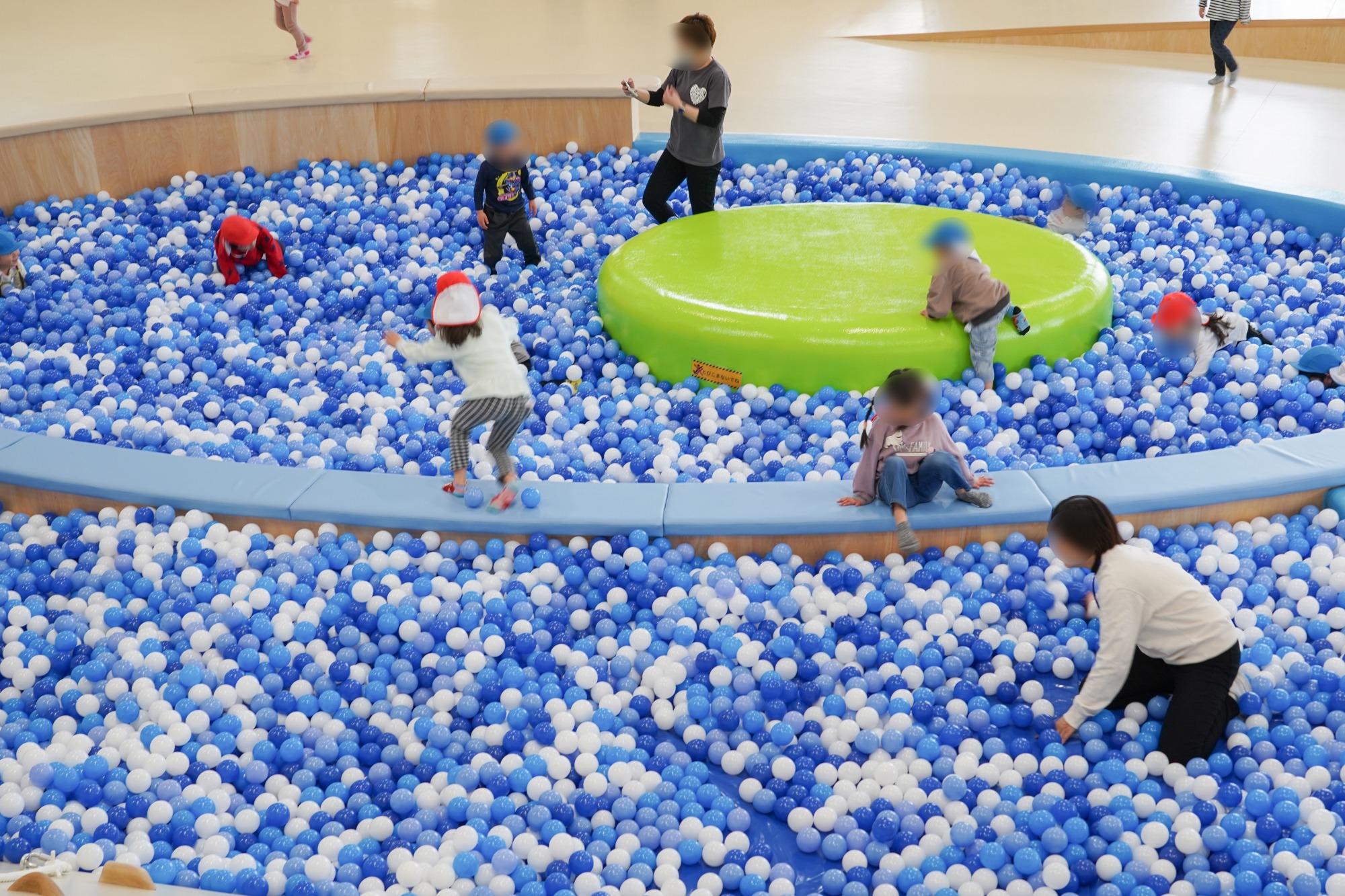 広いボールプールに大はしゃぎな子どもたち