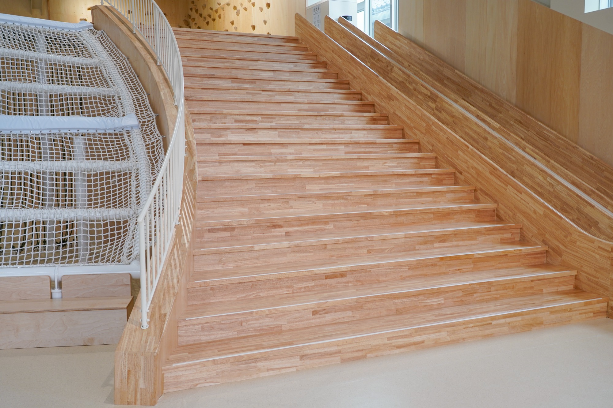 大きな階段の上り下り、ネット、滑り台が楽しめます