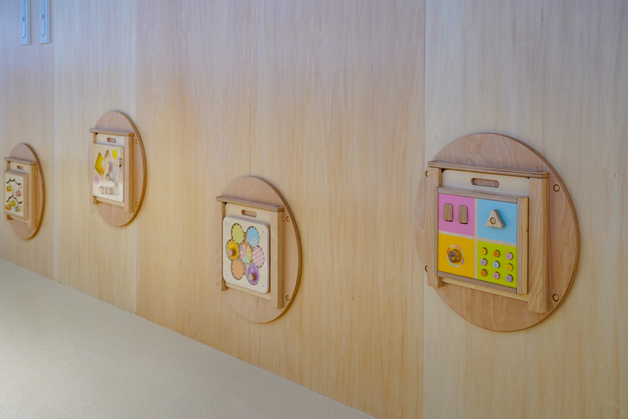 指先の発達を促す遊びも。