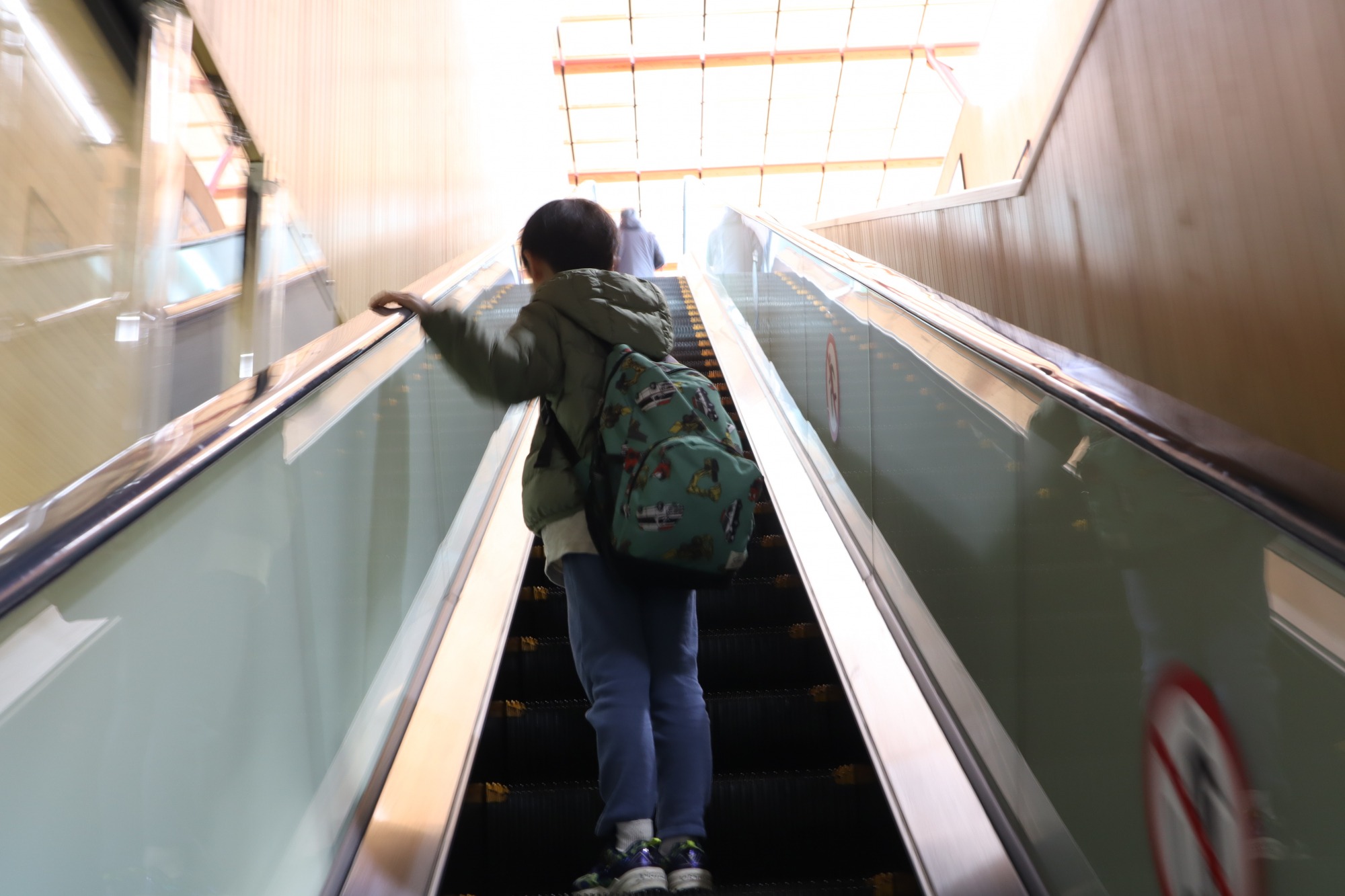 えちぜん鉄道福井駅はホームが2階。どんな電車に乗れるかな～。ワクワクしながらエスカレーターを上がります。