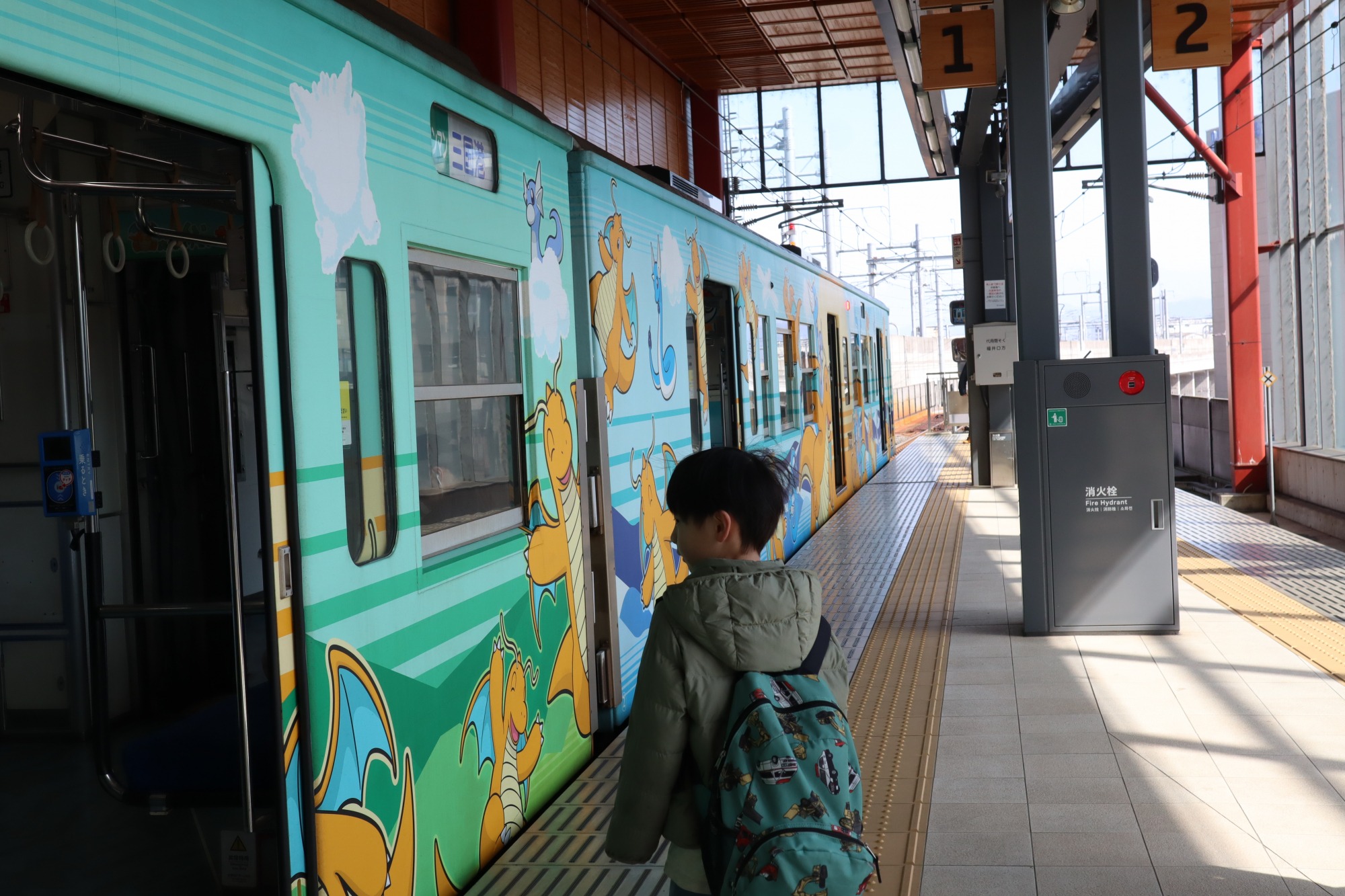 カイリュー列車をまじまじと見る息子。