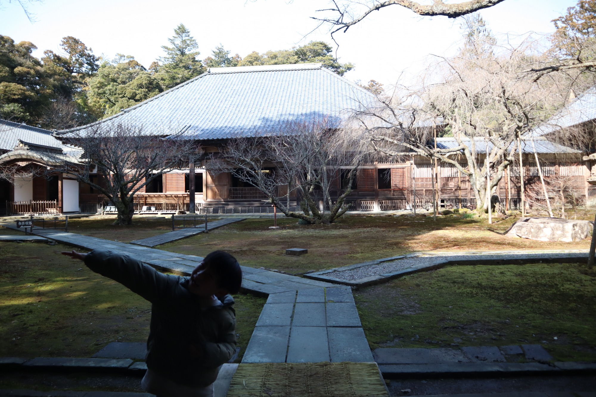 広い境内。ご本尊の前でお坊さんがお寺の説明をしてくださいました。