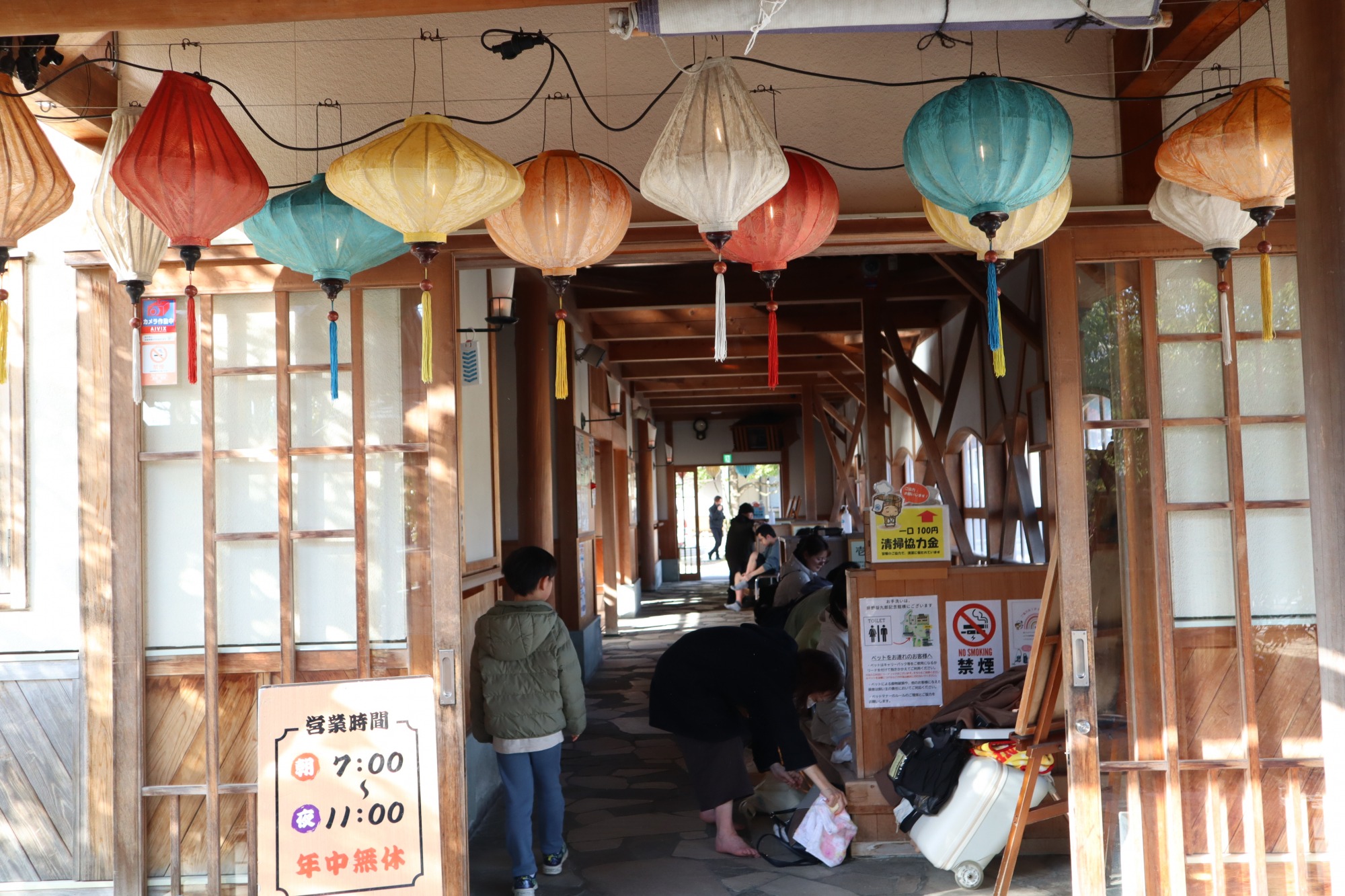 入口からヒノキとお湯のにおいがしてきます。