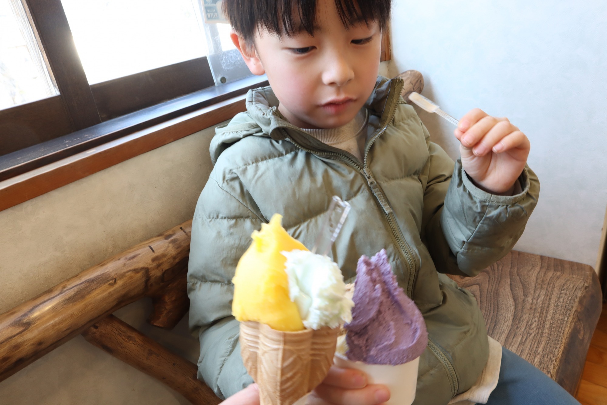 当日は少し風が冷たかったので、店内のイートインスペースで。食後のジェラートは別腹です。