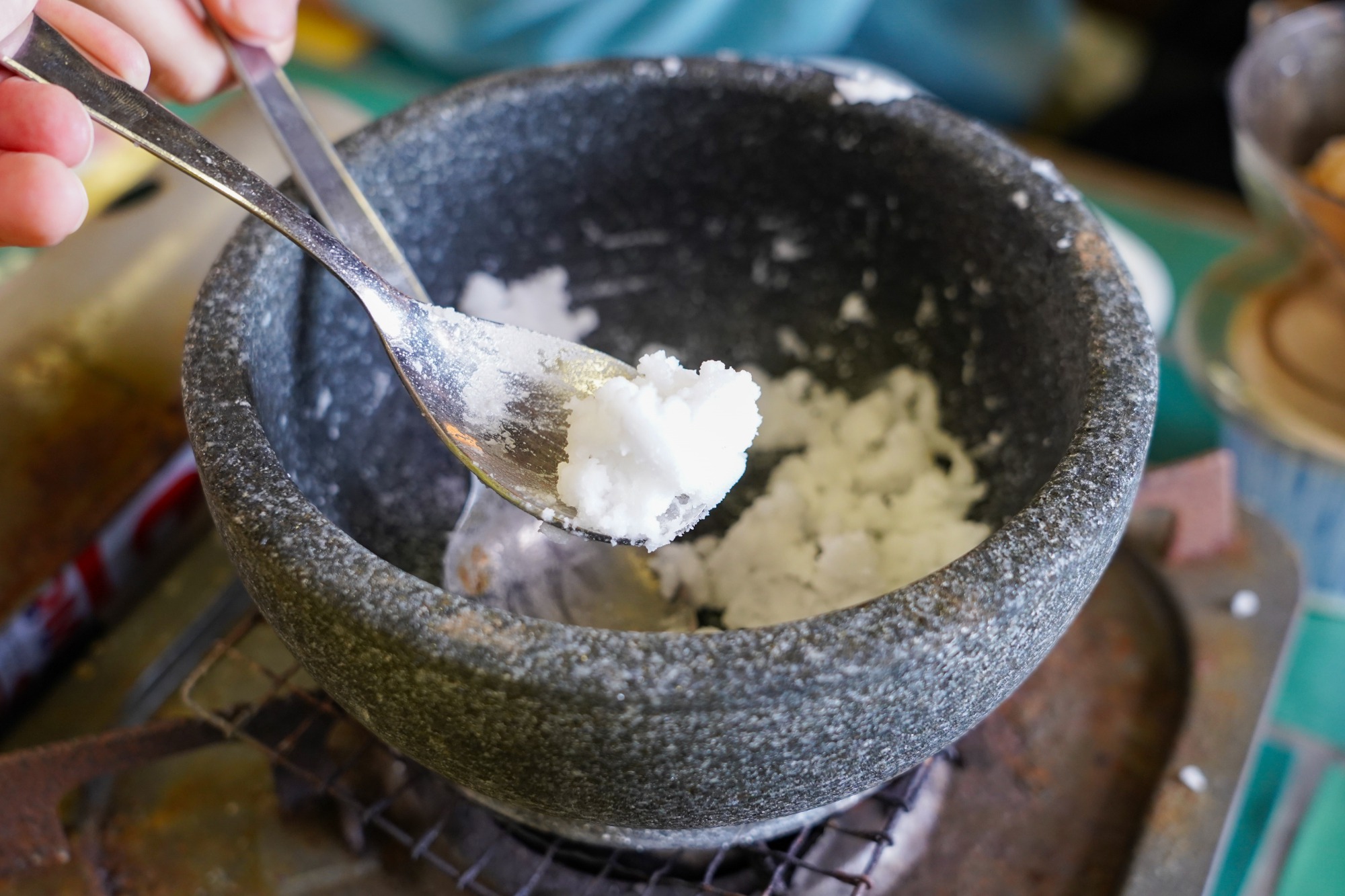 塩ができる様子に子どもたちも興味津々。熱々なので小さなお子様は大人と一緒に。