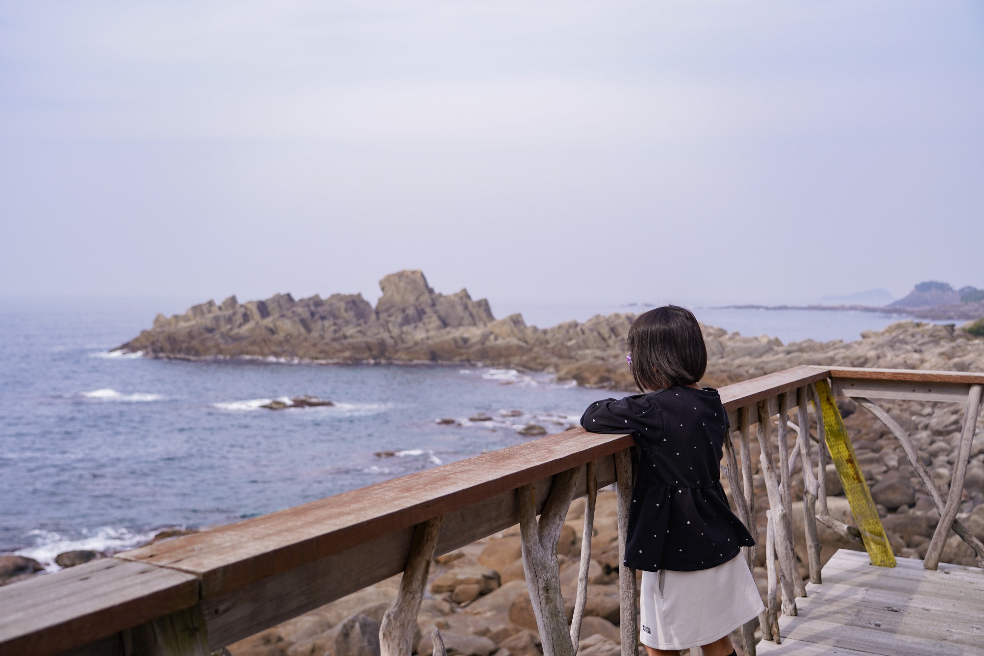 越前海岸を眺めるテラス席も気持ちいい…