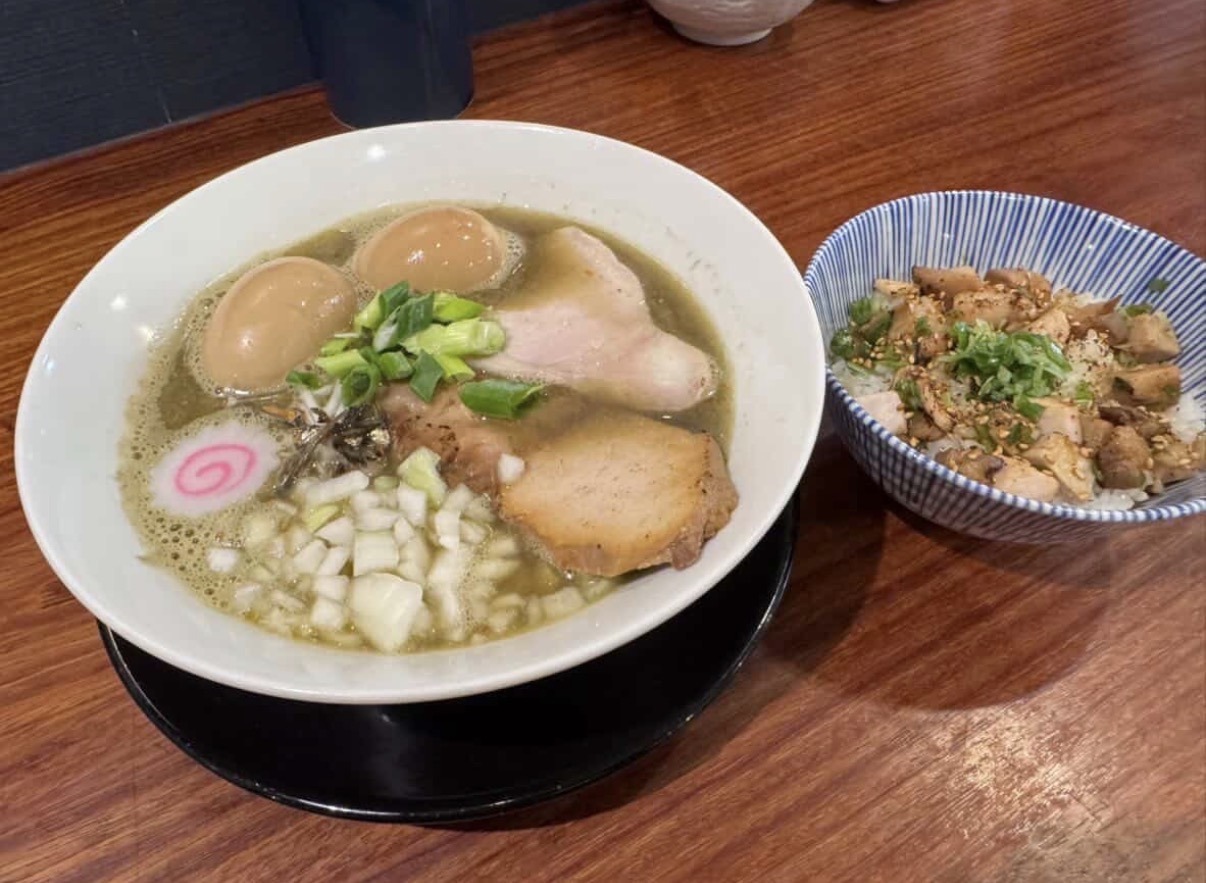 「越前中華そばだるまや」のらーめん　提供：志野製塩所