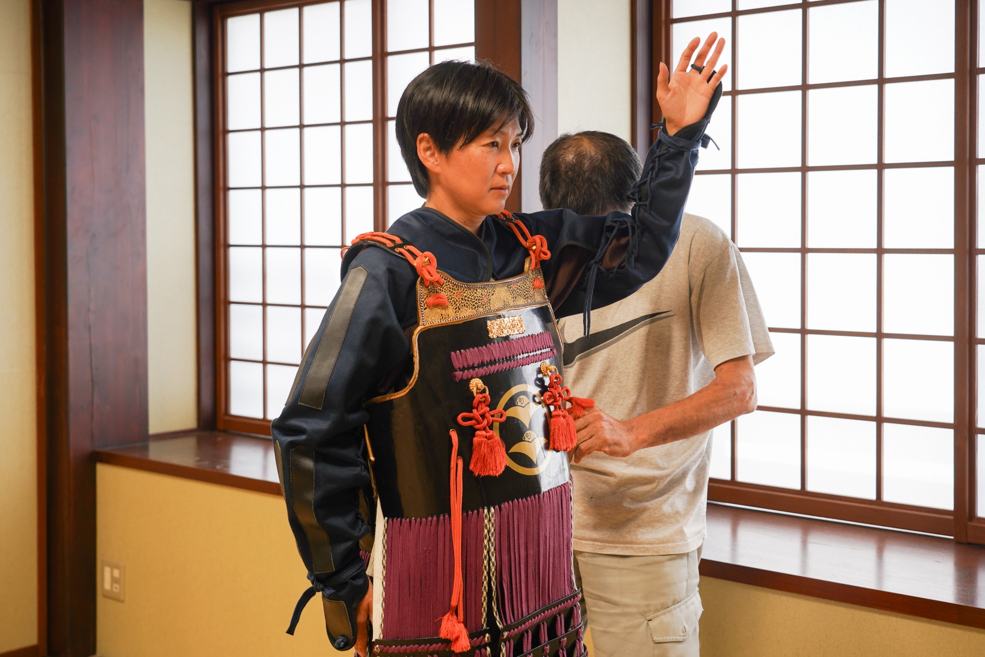 紐を結び、甲冑を整え、少しずつ武将の姿へ。