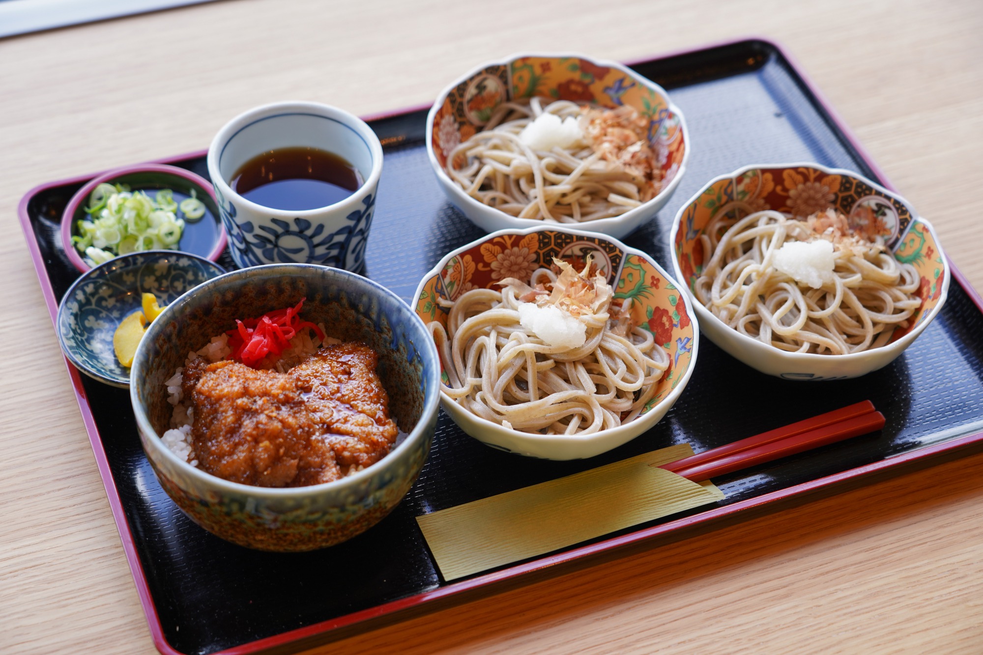 人気は「福井県人セット（おろし蕎麦とソースカツ丼のセット）です