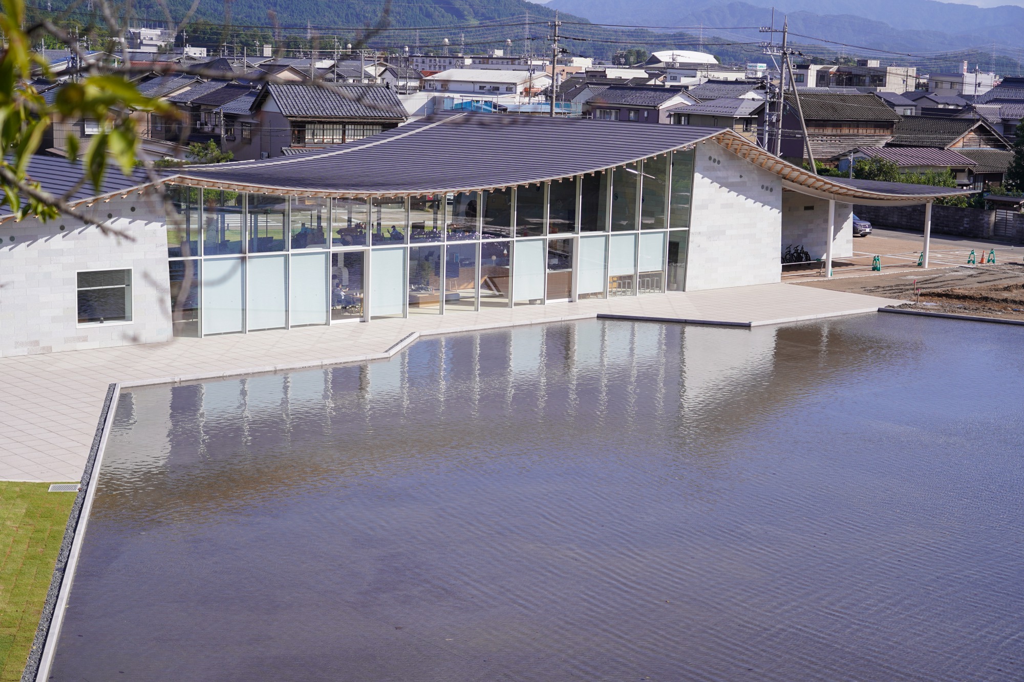 かつてあったお堀を模した水盤。