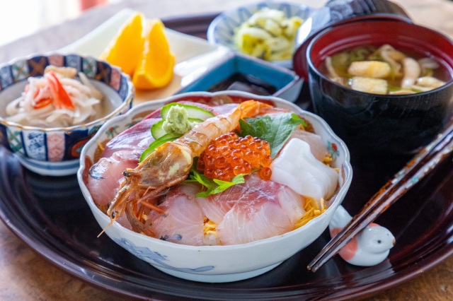 福井駅近くでおいしい海鮮丼を食べるならここ！ 日本海の海の幸がたっぷり。