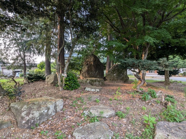 真柄橋と呼ばれる巨石