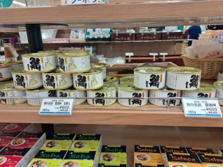 福井のお土産売り場には様々な種類の鯖缶が並びます