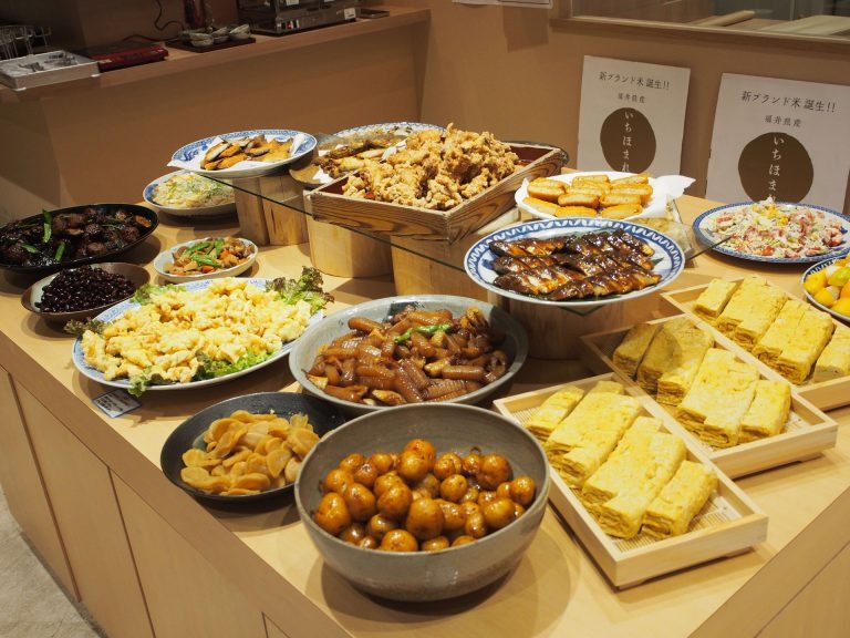 大人気の総菜バイキング