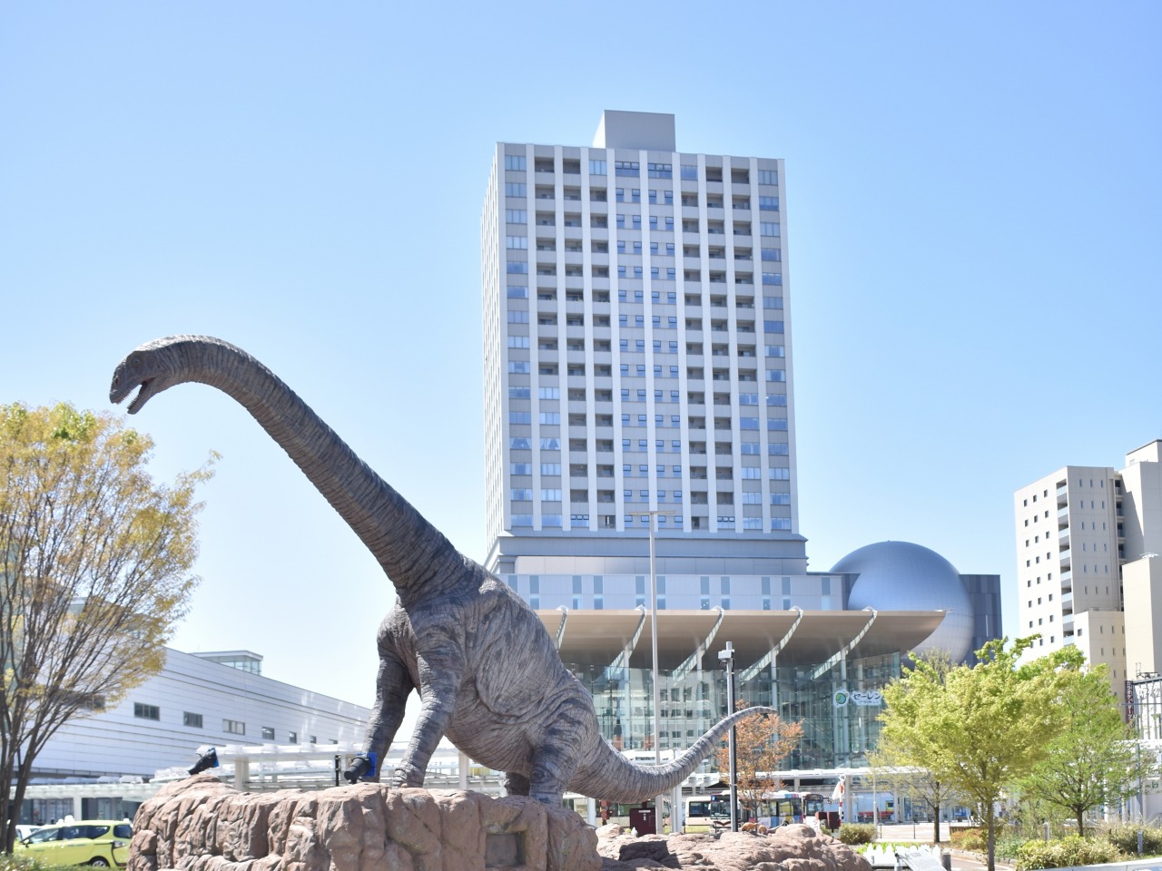 駅前の恐竜から望むハピリン・ハピテラス