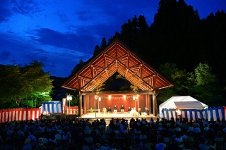 須波阿湏疑神社境内で開催