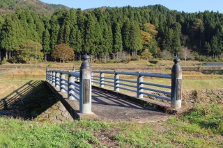 すぐ近くの一乗谷川には富田勢源の名前を冠した「勢源橋」