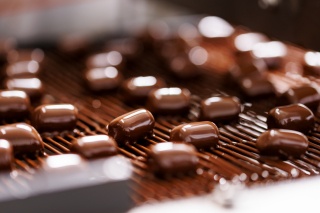 隣接のチョコレート工場で作った出来立てチョコをお届け。
