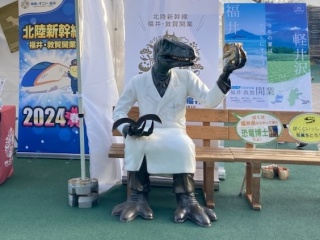 恐竜王国福井提供「恐竜ベンチ」 （昨年開催時の様子）