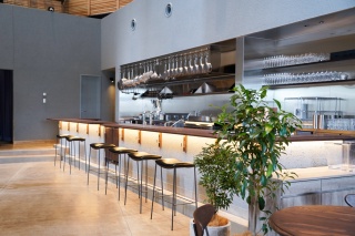 飲食スペース、カフェレストランは福井市の名店「cadre/acoya」が手掛けます