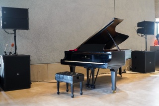 スタインウェイのピアノが設置されていて、音楽と共に過ごせる空間です。