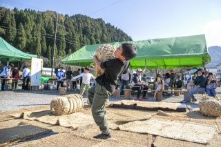 俵担ぎチャレンジはお祭り広場で実施（当日受付・雨天中止）