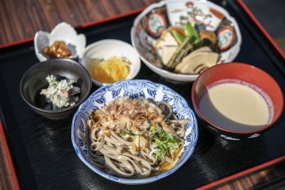 食や体験のブースが町内あちこちに出店