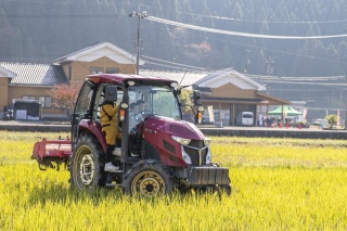 毎年大人気の農業車乗車体験