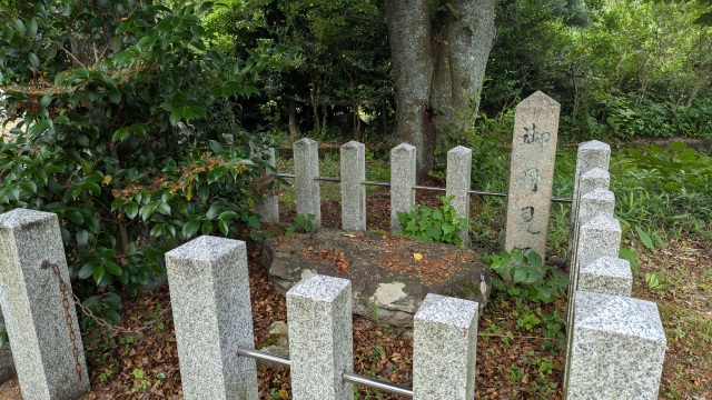 月見の石 / 勾之里舊跡